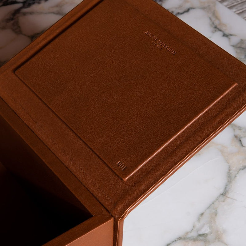 Die Buchbox: SPOOR rückverfolgbares Leder - Braun - Medium